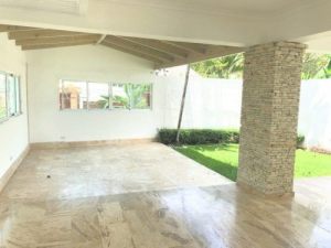       Espaciosa casa en venta en Cerro de Arroyo Hondo III, Santo Domingo.  Santo domingo