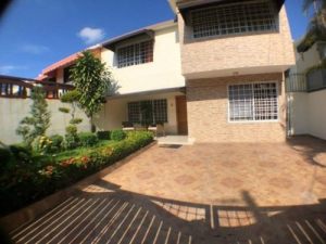       Espaciosa Casa en venta en Los Prados, Santo Domingo.  Santo domingo